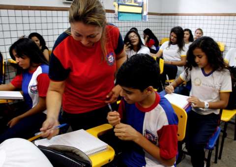 Mais de 1,5 mil professores receberão benefício por titularidade em Manaus 