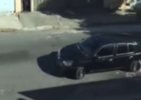 Motorista tenta atropelar agente de trânsito ao fugir de abordagem. Vídeo  