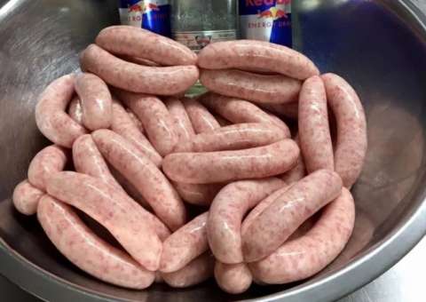 Açougue cria linguiça feita com vodca e energético 