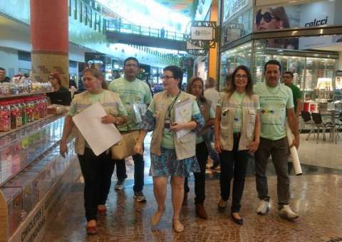 Semana de Vigilância Sanitária começa com ação educativa em shopping de Manaus 