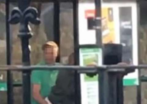 Casal é flagrado fazendo sexo na parada de ônibus à luz do dia 