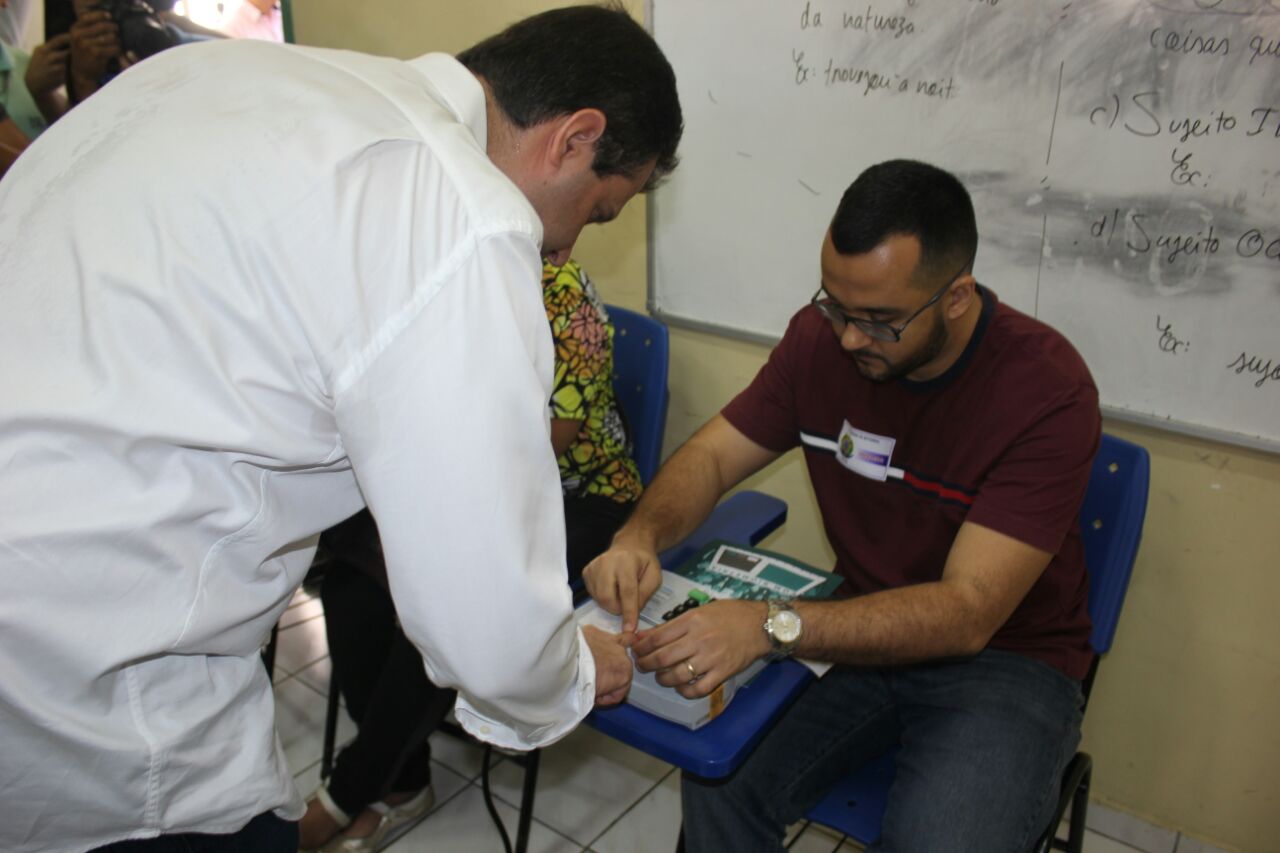 Marcelo Serafim vota e depois abraça Rebecca e David Almeida 