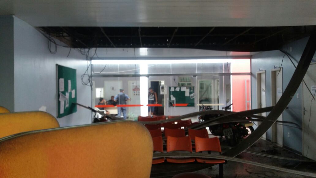 Árvores tombam e teto de delegacia desaba durante madrugada chuvosa em Manaus