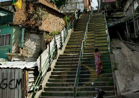 Mulher morre após ser empurrada pela própria filha em escada no Vidigal 