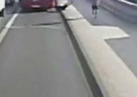 Vídeo: Corredor empurra mulher na faixa de ônibus em Londres 