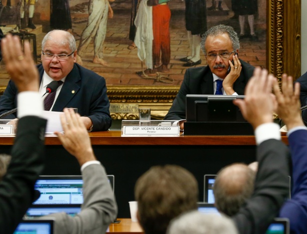 Comissão da Câmara aprova distritão, sistema que favorece reeleição, para 2018