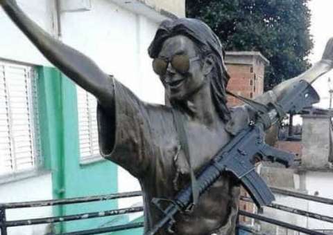 Foto de estátua de Michael Jackson com fuzil no pescoço viraliza na web e revolta fãs
