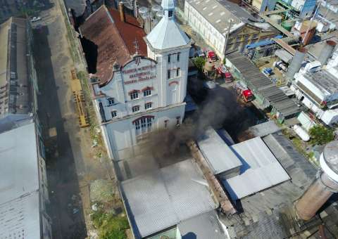 Acidente de trabalho causa incêndio em fábrica de cerveja em Manaus
