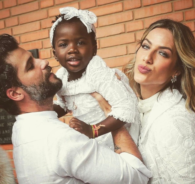  Bruno Gagliasso e Giovanna Ewbank mostram fotos do batizado de Titi