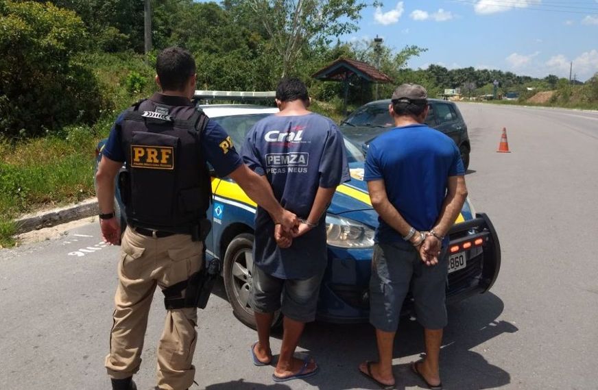 Pai e filho são presos acusados de dirigir alcoolizado e subornar policiais na BR 174