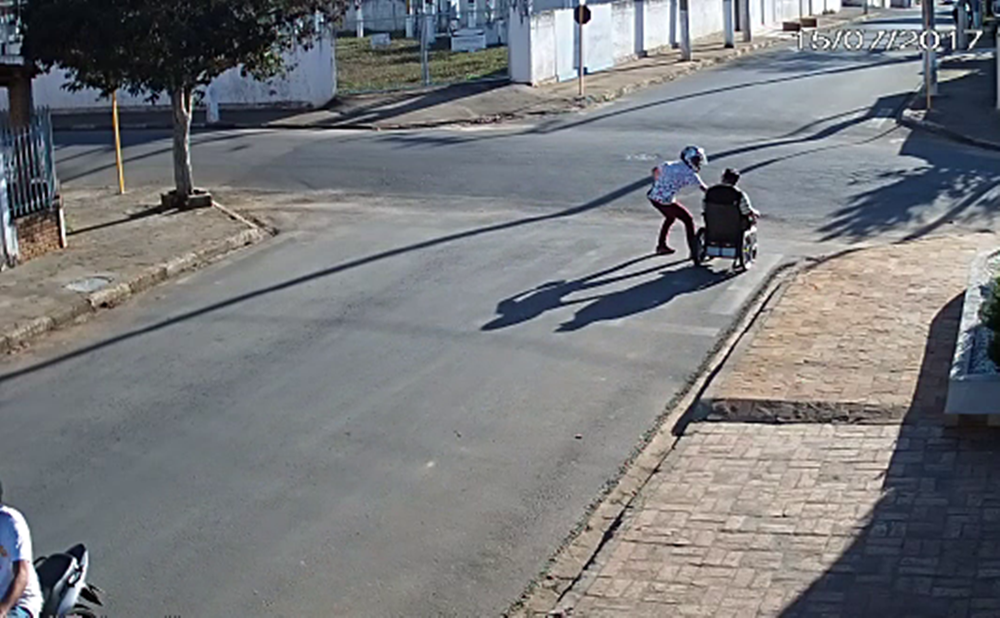 Cadeirante é assaltado no meio da rua por dupla em motocicleta e imagem choca a todos