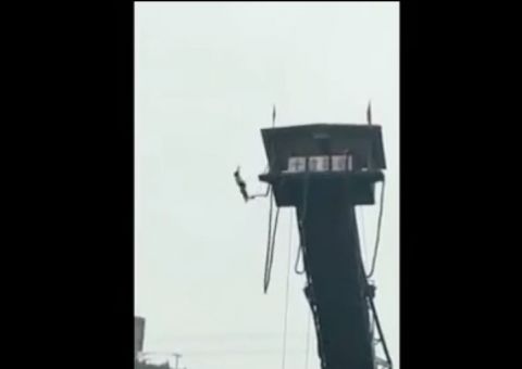 Menina cai de 50m após corda de bungee jump se romper 