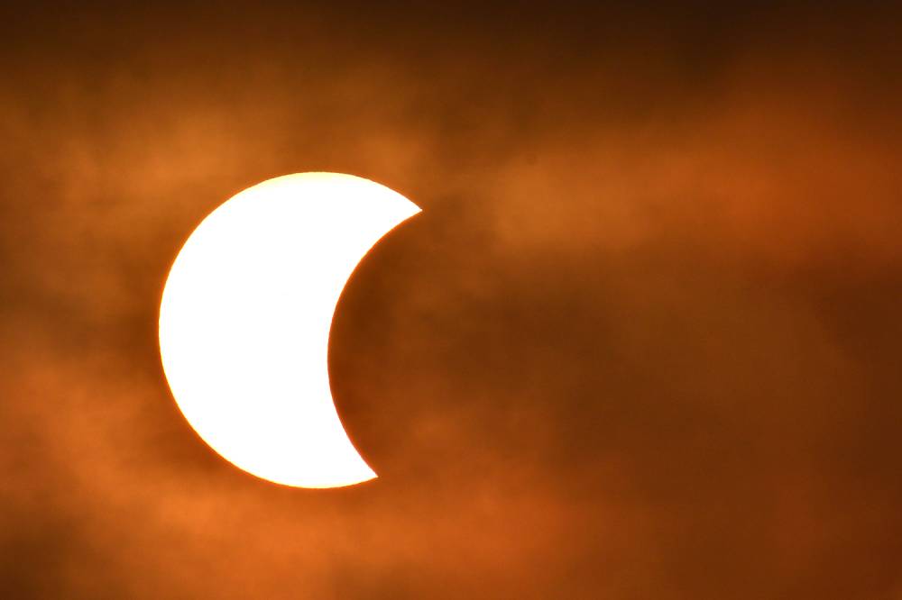 Nasa fotografa estação espacial passando em frente ao sol durante eclipse