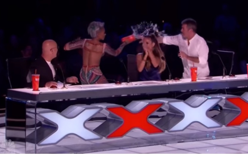Mel B joga água em Simon Cowell e abandona programa após piada