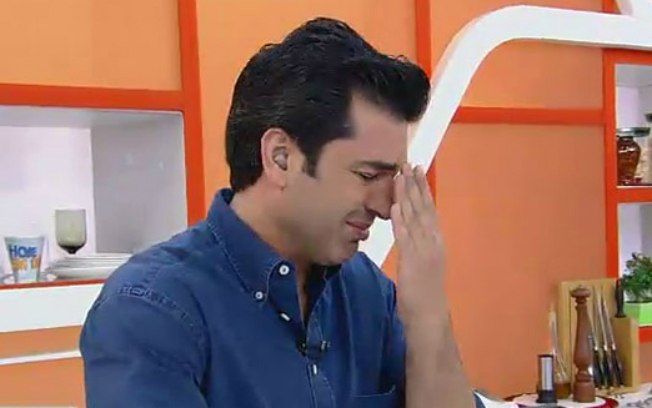 Constrangedor: Edu Guedes se depara com larva durante preparação de receita na TV