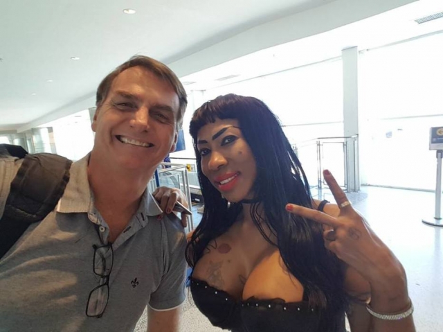 Inês Brasil polemiza na internet após ser tietada por Jair Bolsonaro
