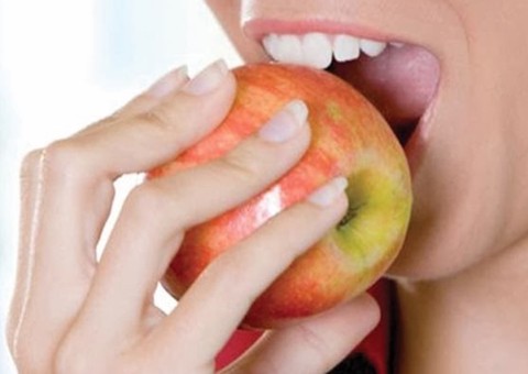 Conheça dicas que ajudam a limpar a dentes de forma natural 