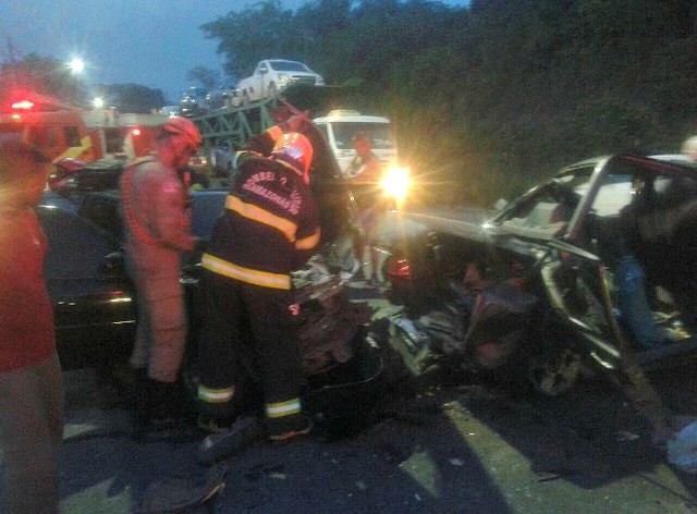Colisão entre 3 carros deixa idoso preso às ferragens em avenida de Manaus