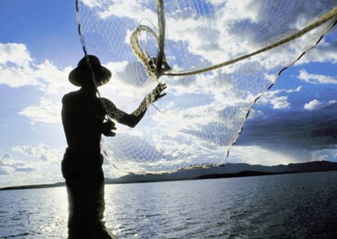 Pescador apanha de assaltantes por não ter dinheiro 