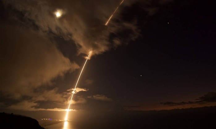 EUA disparam míssil em novo teste para retaliar Coreia do Norte