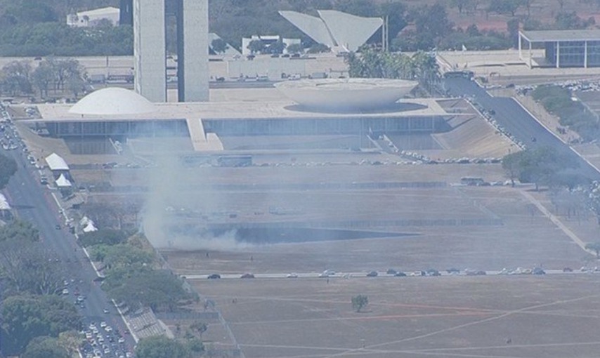 Fogo atinge gramado em frente ao Congresso Nacional 