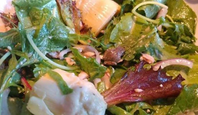 Mulher encontra rã em salada comprada no supermercado e tem atitude de causar espanto