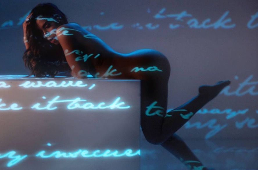 Anitta libera prévia de clipe internacional e aparece nua em foto