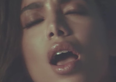  Com seios e bumbum à mostra, Anitta divulga clipe de 'Will I See You'; assista 