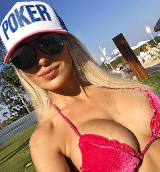  Letícia Santiago posa de biquíni e 'comissão de frente' rouba a cena 5 meses após parto