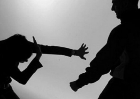 Mulher é encontrada morta a golpes de facão e filho é o principal suspeito 