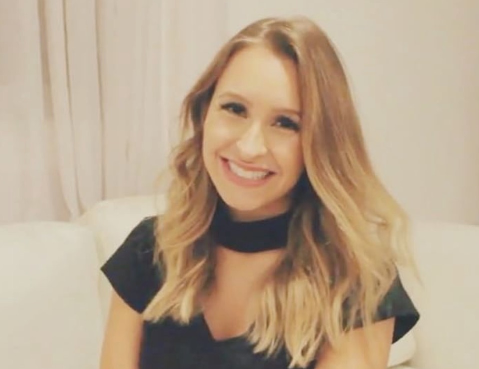  Carla Diaz, a 'novinha' de A Força do Querer, rebola muito em vídeo