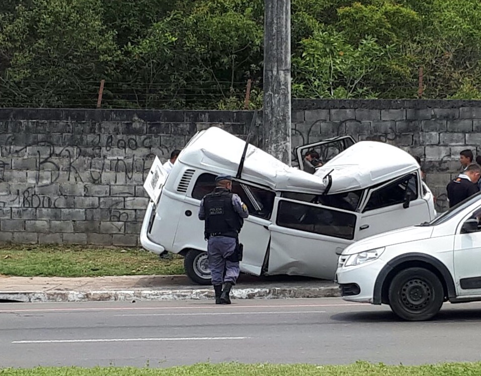  Motorista se choca contra poste e é arremessado de carro em avenida de Manaus