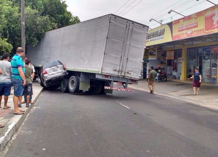 Carro é esmagado em grave acidente e para avenida de Manaus