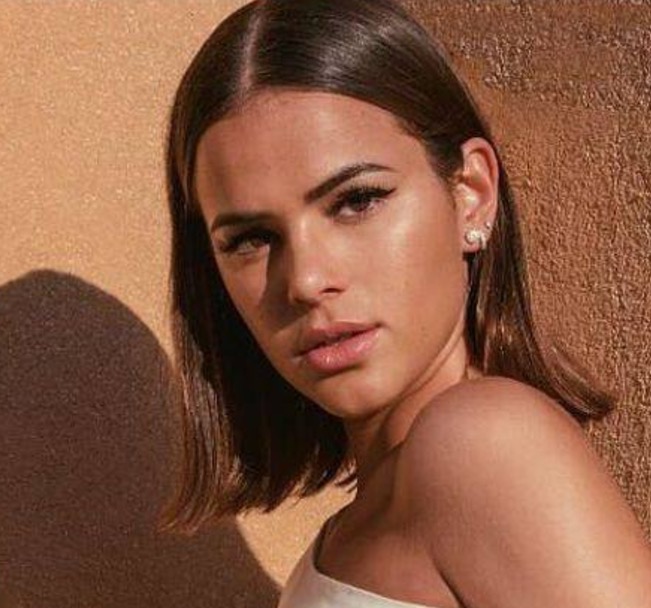 Bruna Marquezine dá beijão em atriz em protesto contra 'cura gay''