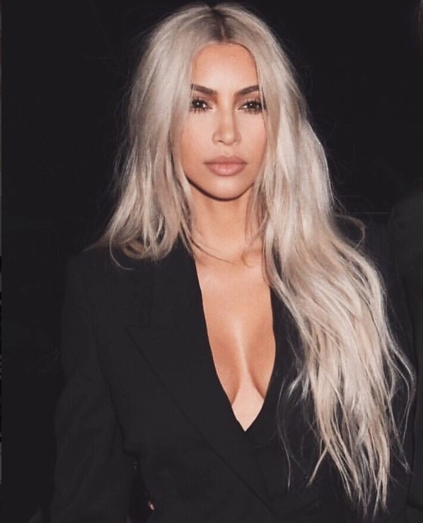 Kim Kardashian choca com novas fotos de fio-dental e bumbum maior na praia