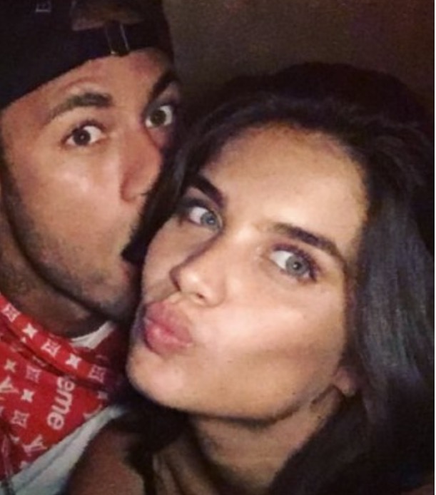 Neymar assume modelo da Victoria’s Secret