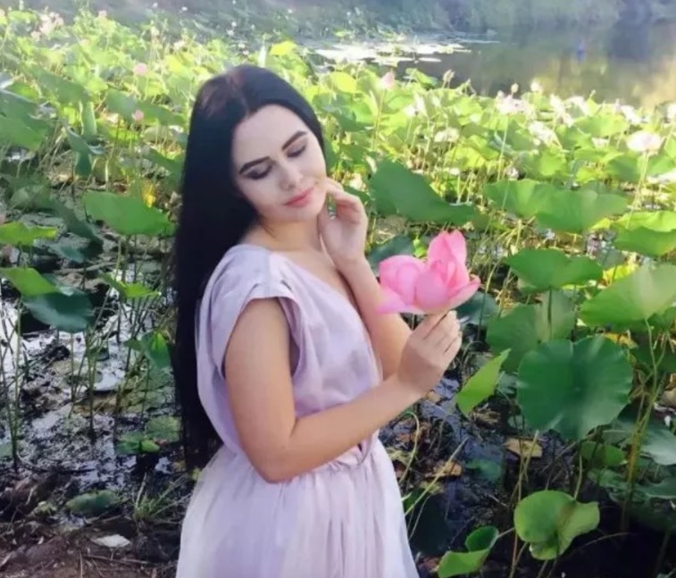 Jovem faz ensaio fotográfico no meio do mato e se dá mal 