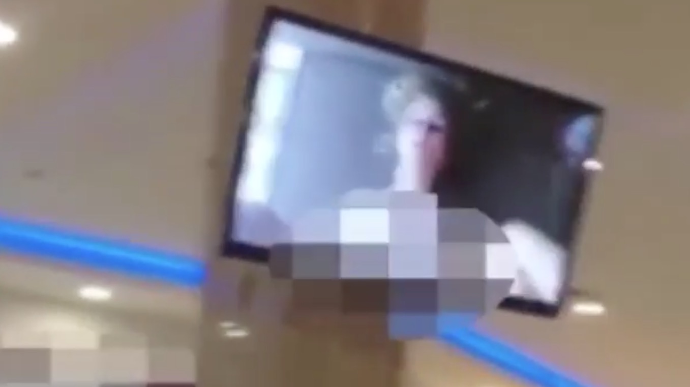 Filme pornô é exibindo para crianças em shopping e causa revolta 
