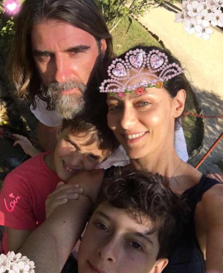 Maria Fernanda Cândido mostra momento raro com marido e filhos