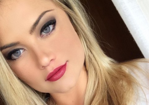 Ellen Rocche tira fôlego de fãs 'colocando os peitos pra jogo' em foto na praia