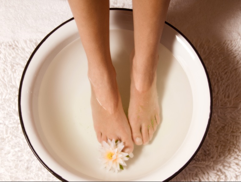 Uso de Escalda-pés com ervas pode relaxar, reduz insônia e tratar problemas respiratórios