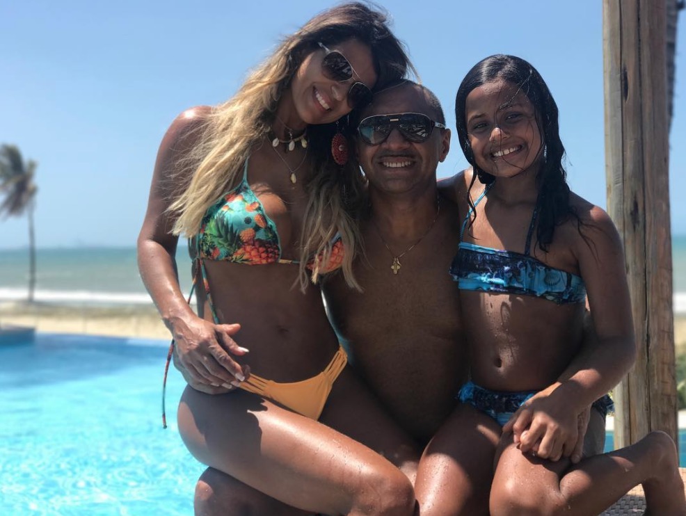 Mulher de Tiririca exibe corpaço em dia de praia com deputado