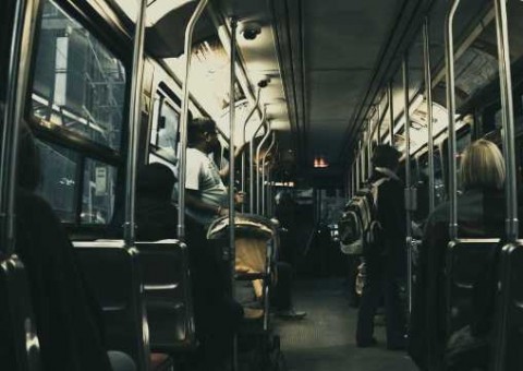 Suspeito atrapalhado morre ao atirar na própria perna durante assalto a ônibus