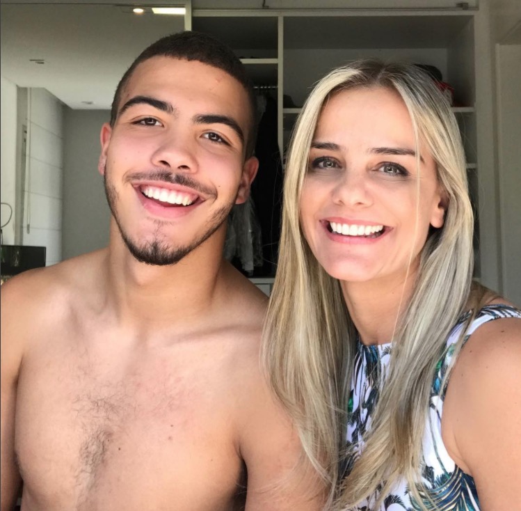 Ex-jogadora Milene Domingues posa com filho de 'Fenômeno' e algo intriga seguidores 