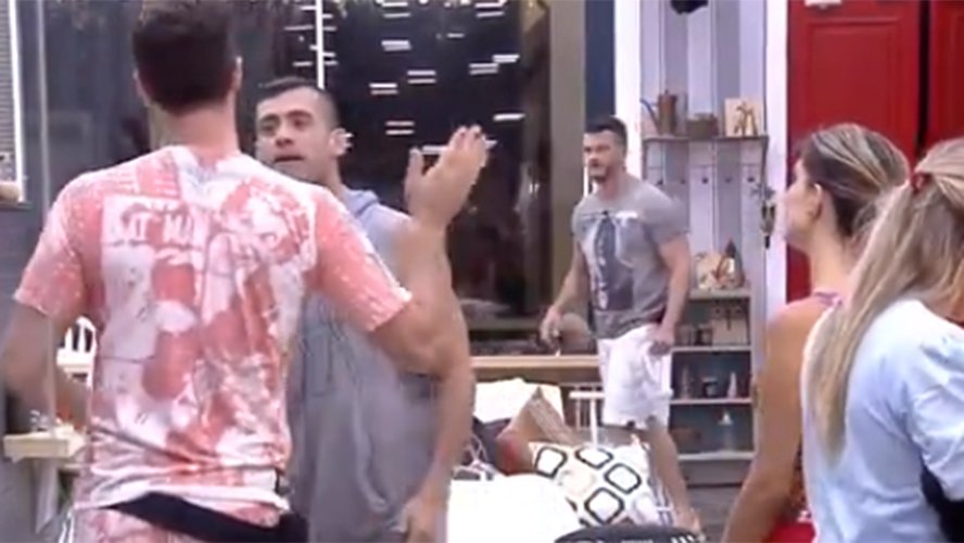 A Fazenda 9: Marcelo Ié Ié e Yuri 'brigam' com empurrões e tapas na cara e peões reclamam