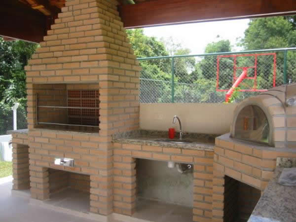 Corpo de homem é encontrado dentro de churrasqueira de casa