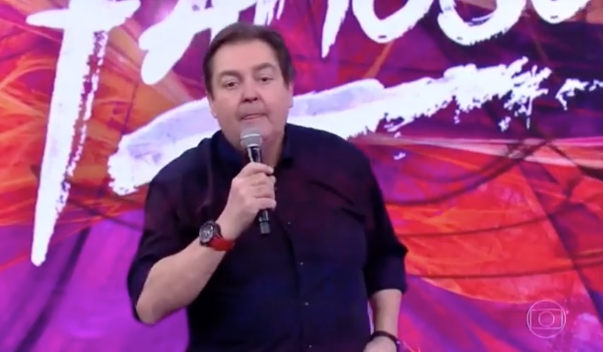 Adriane Galisteu pula em Faustão e apresentador cai ao vivo