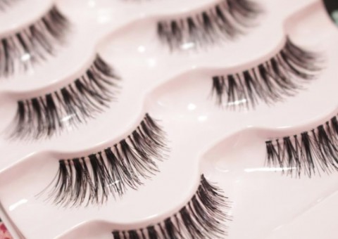 Nova moda sugere colocar cílios postiços em lugar inusitado. Veja 