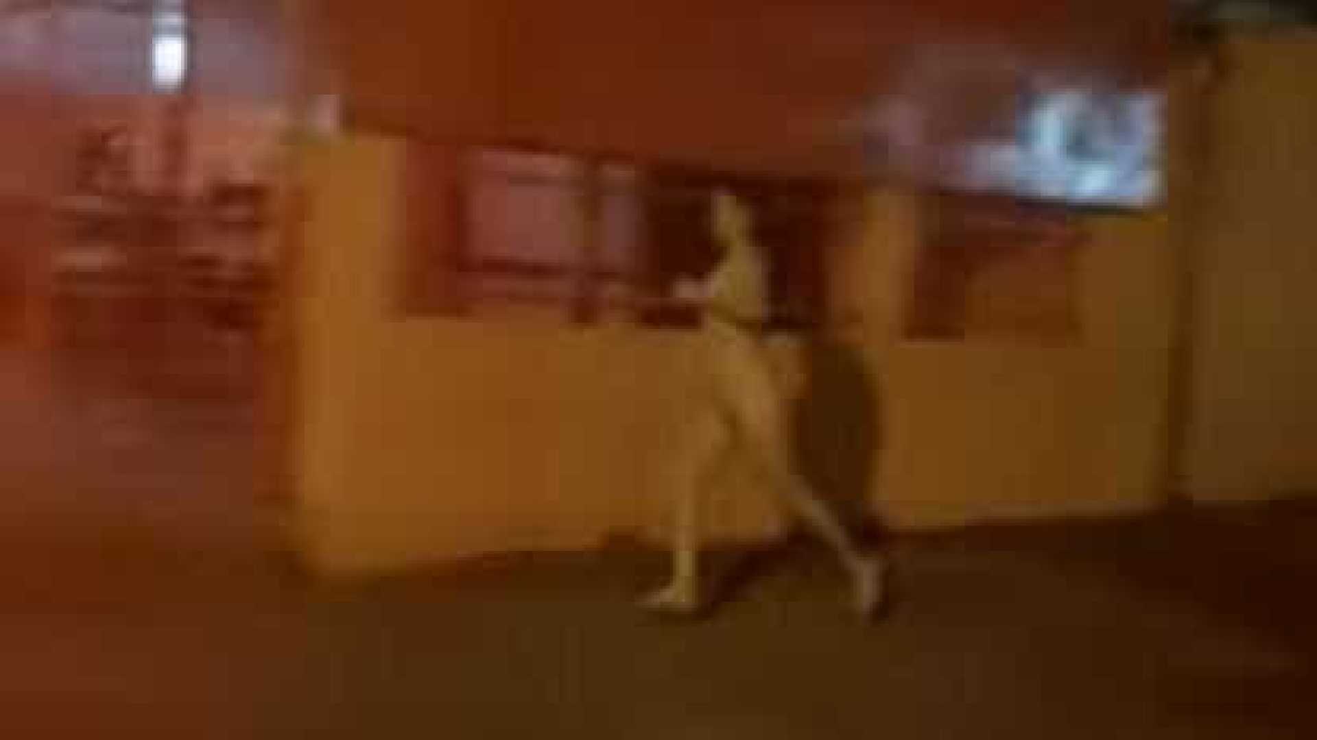 Mulher é flagrada nua correndo atrás de namorado e imagens vão parar na internet