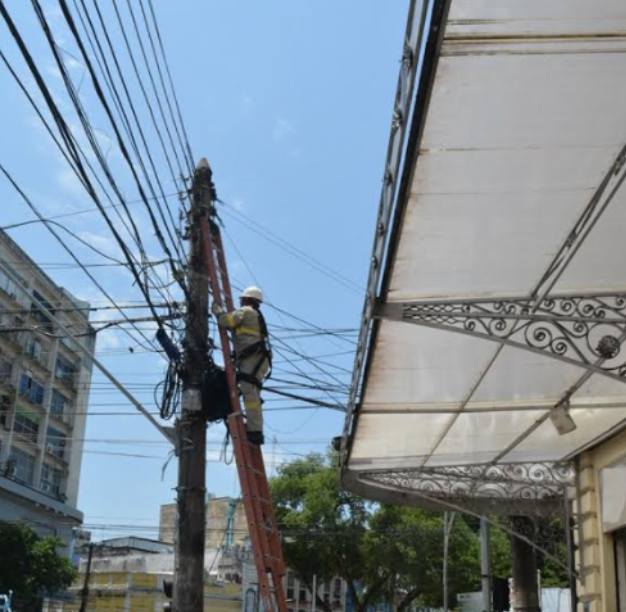 30 'gatos' de energia são flagrados no Centro de Manaus